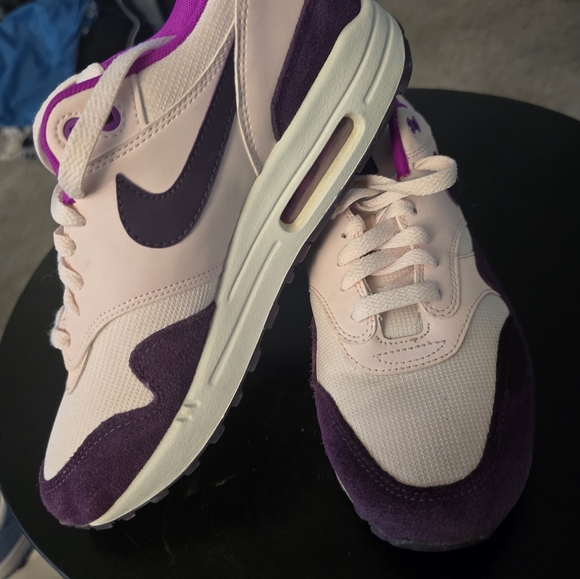 NIKE AIR MAX 1 LIGHT SOFT PINK GRAND PURPLE SIZE 9.5 WMNS - Picture 6 of 15